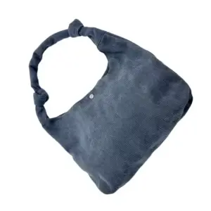 A bolsa de crossbody casual veludo azul marinho apresenta uma alça de atração e um único fechamento de botão de snap, e está disponível para personalização OEM/ODM.