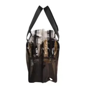 കറുത്ത ട്രിം ഫീച്ചർ ചെയ്യുന്ന കറുത്ത സുതാര്യമായ ടോയ്ലറ്ററി ബാഗിന്റെ സൈഡ് കാഴ്ച, കറുത്ത ഹാൻഡിലുകൾ, ഒപ്പം ഒന്നിലധികം സിപ്പർഡ് കമ്പാർട്ടുമെന്റുകളും.