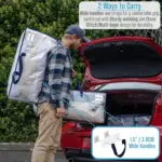 Wíinik coloca jump'éel póoj almacenamiento nook'o'ob nojoch yéetel cremallera ti' u tronco le kiis buuts; ku sostiene le Taas che'o' doblada.