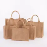 Fem jute -shoppingtasker med stor kapacitet med håndtag med håndtag, vises i to rækker på en almindelig hvid baggrund.