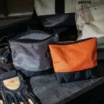 E rua nga putea o te taputapu o te axford creatproof e rua, kotahi hina me te karaka kotahi, e whakaatuhia ana i te taha o nga karapu mahi i runga i te papa pango-e pai ana mo te whakariterite i nga whakaritenga o ODM ranei.