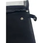 Gros plan de l'organisateur de bijoux en velours de luxe avec un bouton instantané et un couvercle transparent clair en haut.