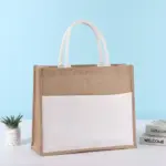 Den store kapacitet Jute Shopping Tote, med et beige design med hvide håndtag og lomme, er ideel til OEM/ODM -ordrer og vises ved siden af ​​en plante og stablede bøger.