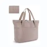 قوة تسوق غير قابلة للطي للنساء في البيج الخفيف, يضم مقابض مزدوجة وحقيبة صغيرة مطابقة تظهر في الزاوية اليسرى العليا.