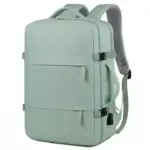 Mochila portátil de viaxe de viaxe de negocios impermeable verde con carga USB, Tuas acolchadas, peto dianteiro, e fibelas laterais sobre un fondo branco.