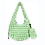 Tikattu turvonnut käsilaukku vaaleanvihreässä sopivalla pienillä pussilla, Molemmissa on neliökuvio. Saatavana OEM/ODM -räätälöinnissä, jotta tuotemerkkivaatimukset sopisivat.