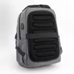 Multi-compartment Business Laptop ကျောပိုးအိတ်သည်အနက်ရောင် padded နှင့်မီးခိုးရောင်ဒီဇိုင်းကိုတပ်ဆင်ထားသည်, Front ရှေ့ panel နှင့်ဘေးထွက်အိတ်ကပ်, OEM နှင့် ODM စိတ်ကြိုက်လိုအပ်ချက်များအတွက်အဖြူရောင်နောက်ခံ - စံပြတွင်ပြသသည်.