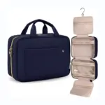 Iragazgaitza Komuneko Makillaje Poltsa Zintzilikatzeko Armadako Urdina heldulekuekin eta antolatzaile beixa bat kremaileratutako konpartimentu ugarirekin, OEM / ODM pertsonalizaziorako erabilgarri.