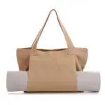 Women's Yoga Fitness Tote in tan with a yoga mat secured in the front sleeve, zobrazené na bielom pozadí. Ideálne pre prispôsobenie OEM ODM a univerzálne používanie životného štýlu.