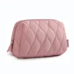 Nafúknutý prenosný make -up vrecko v ružovej farbe s vlnitým prešívaným prešívaním a uzáverom zipsu, zobrazené na bielom pozadí. K dispozícii pre prispôsobenie OEM/ODM.