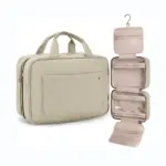 Iragazgaitza Zintzilikatzeko Makillaje Poltsa Beige-n, heldulekuak, Poltsiko garbiak, eta zintzilikatutako kakoa. Itxita eta irekita erakusten da. Oem & ODM pertsonalizazioa eskuragarri zure markaren beharretara egokitzeko.