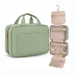 Bidaia-poltsa berdea eta iragazgaitza iragazgaitza da. Komuneko makillaje poltsa zintzilikatutako konpartimentuekin, biak eskuragarri OEM edo ODM pertsonalizatzeko.