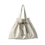 Minimalist Canvas Drawstring Tote for Women in beige with a black ribbon bow and "LOGO" Imprès a la part davantera. Disposa d'una part superior de cordó. Les comandes personalitzades OEM i ODM disponibles.