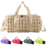 Akpa Puffy Quilted na-eme njem bụ akpa Duffel na beges, E nyere ya na agba ise: populu, pink, uhie, awo, na edo edo.