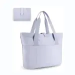 يحمل البوليستر القابل للطي مع النساء في الأرجواني الخفيف مميزات مقابز, جيب أمامي, ويتضمن حقيبة مطوية مطابقة موضحة أعلاه.