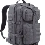 Ransel Taktikal Kalis Oxford Oxford Luaran mempunyai pelbagai petak dan tali laras, dipaparkan pada latar belakang putih. Perkhidmatan OEM dan ODM disediakan untuk penjenamaan dan reka bentuk tersuai.