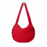 Tikattu turvonnut käsilaukku on kirkkaan punainen, kaareva muotoilu paksulla hihnalla ja tikattu rakenne, näkyy ripustettuna puisella tappilla. OEM- ja ODM -räätälöinti.