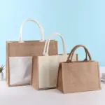 Tre jute -shopping -tasker i beige, med hvide håndtag og lommer, vises på en hvid overflade med en blå baggrund. OEM- og ODM -tilpasningsmuligheder er tilgængelige til personaliserede design.