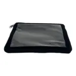 Un organisateur de bijoux en velours de luxe avec un couvercle transparent est montré à plat sur une surface blanche.