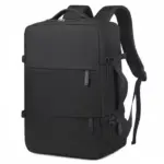 Unha mochila de portátil de viaxes de negocio de viaxe de negocios rectangular negro con carga USB, múltiples compartimentos, e as correas axustables móstrase nun fondo branco.