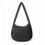 Tikattu turvonnut käsilaukku mustalla leveällä hihnalla ja pyöristetyllä muotolla, Näytetään valkoisella pohjalla. OEM- ja ODM -mukautusvaihtoehdot käytettävissä.