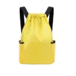 Le mochila u boonol maratón, yéetel jump'éel diseño k'an yéetel correas negras yéetel bolsillos malla lateral, ku ye'esik ti' jump'éel sak ju'unil tu'ux yaan.