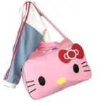 Cute Cat-Themed Women's Travel Bag in pink with a red bow, mostrado em uma jaqueta branca e azul. Designs personalizados disponíveis com opções OEM e ODM.