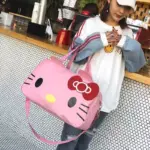A woman in casual clothes and a white cap stands at a counter holding the Cute Cat-Themed Women's Travel Bag, Uma grande mochila rosa projetada para OEM ODM.
