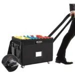 الشخص الذي يسحب مستندًا مقاومًا للماء ومقاوم للماء وحقيبة تخزين الكتب مع عجلات وقفل مزيج; يعرض المقربة عجلات العجلات-مثيل لتخصيص OEM ODM.