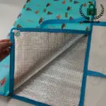 Bag picnic gwrth -ddŵr plygadwy agored gyda chau bwcl, ymyl glas, leinin arian, a phatrwm ar thema bwyd hwyliog-yn ddelfrydol ar gyfer addasu OEM ac ODM.