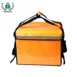 Bolsa de entrega de alimentos impermeable illada con asas & Correa en laranxa brillante con correas negras, presentado sobre un fondo branco.