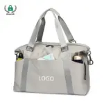 Magaan na malaking kapasidad na tote ng paglalakbay sa light grey na may kulay-abo na mga strap, harap ng bulsa, at nakikitang mga nilalaman. "LOGO" Ipinakita - perpekto para sa pagpapasadya ng ODM/OEM.