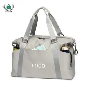 Tote de viaxe de gran capacidade de gran peso en gris claro con correas grises, peto dianteiro, e contidos visibles. "LOGO" amosado: perfecto para a personalización ODM/OEM.