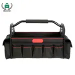 La bossa d'eines de gran capacitat multi-compartiment presenta un disseny negre i vermell, Un mànec robust, i múltiples butxaques exteriors, que es mostra en un fons blanc.