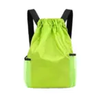 Le mochila le boonol maratón ti' ya'ax brillante yáantajo'ob ti' le correas keléenbal negro yéetel bolsillos laterales malla, ku ye'esik ti' jump'éel sak ju'unil tu'ux yaan.