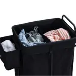 Unha roupa de roupa de roda ao estilo hotel en negro, con roupa dentro, cunha toalla a raias e unha toalla branca almacenada no peto lateral.