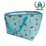 Bag picnic gwrth -ddŵr plygadwy glas golau gyda chau bwcl, dolenni glas, a dyluniad ar thema teithio, Yn cynnwys y logo Honorisk ar y dde uchaf. Oem & ODM ar gael ar gyfer brandio arfer.