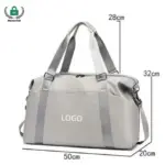Magaan na malaking kapasidad na tote ng paglalakbay sa light grey na may dalawahang hawakan at strap ng balikat; laki: 50x20x28/32 cm. Magagamit para sa pagpapasadya ng ODM/OEM.