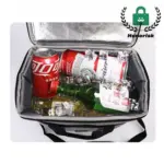 Je'e le Tote picnic u Zibred ti' le iik'o' libre Chuup yéetel latas soda, chúujo'ob k'áaj ja', yéetel cubos hielo.