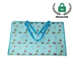 Bag picnic gwrth -ddŵr plygadwy glas golau gyda dolenni glas, printiau swshi, "Honorisk" logo yn y gornel, a chau bwcl. Addasu OEM/ODM ar gael.