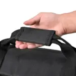 In hân hâldt de handgreep fan 'e waterdicht grutte kapasiteit-stipe & Ljocht stand Carry Bag, markearje har sleas oem odm ûntwerp.