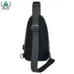 Vanntett crossbody -veske for utendørs sport med en justerbar stropp, Mesh tilbake, og honorisk -logo øverst til venstre. Perfekt for OEM/ODM -tilpasning for å samsvare med merkevarekravene dine.