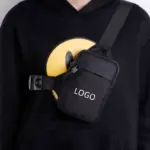 هڪ ڪاري هڊسي ۾ هڪ ڪاري هوڊي ۾, گهٽ ۾ گهٽ ترتيب ڏيڻ واري کرڪ کي پائڻ. OEM / ODM ڪسٽمائيزيشن لاء مثالي.