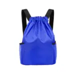 Maratón boonol mochila ti' azul yéetel correas negras yéetel bolsillos malla lateral, ku ye'esik ti' jump'éel ju'unil tu'ux yaan sak llano. Opciones u personalización le OEM yéetel ODM disponibles utia'al u pedidos.