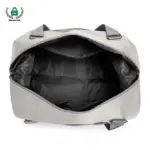 Nangungunang view ng isang bukas, Walang laman na magaan na malaking kapasidad na tote ng paglalakbay sa kulay-abo na may itim na interior at hawakan.