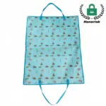 Mae'r bag picnic diddos plygadwy gyda chau bwcl yn cynnwys eiconau ar thema teithio glas, dolenni glas, A'r logo Honorisk yn y gornel dde uchaf - ar gael ar gyfer addasu OEM/ODM.