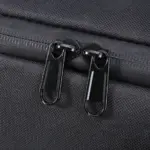 Close-up fan twa swarte rits lûkt op textureare swarte stof fan 'e waterdicht grutte kapasiteitsupport & Ljocht stand Carry Bag.