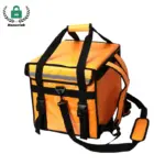 A bolsa de entrega de alimentos impermeable illada con asas & A correa ten un deseño laranxa brillante con correas negras, fibelas, e mango, amosado nun fondo branco.