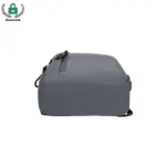 En grå rektangulær vanntett crossbody -veske for utendørs sport, vist fra siden med en glidelås og toppstropp synlig.