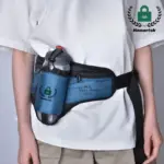 A person wearing a white t-shirt and the Nylon Sports Belt with Bottle Holder featuring the "Honorisk" logo, Biru, dengan botol air.